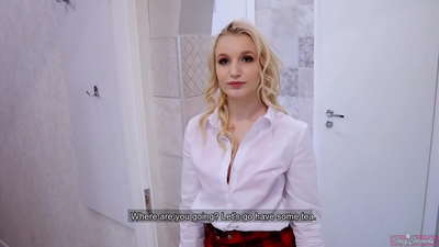 Moza universitaria engana ao seu mozo co seu amigo | POV e corre dentro do seu coño!