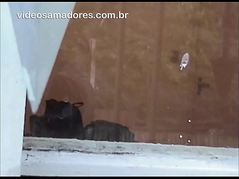 ❤️ Home cachondo mirando á súa moza con outro mozo, gravando un vídeo de carallo sen molestar á parella ❤❌ Vídeo porno en nós ﹏