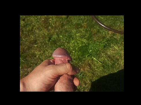 ❤️ A guapa quente recibe o seu coño rosa fodido e corre cun chorro nun xardín de verán ❤❌ Vídeo porno en nós ﹏