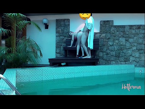 ❤️ O xefe invita a criada á piscina, pero non puido resistirse a un quente ❤❌ Vídeo porno en nós ﹏